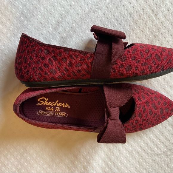 Skechers Women’s 158315 Burgundy Cleo Point Feline Fab Size 8.5 W Slip-On Flat - Picture 2 of 5